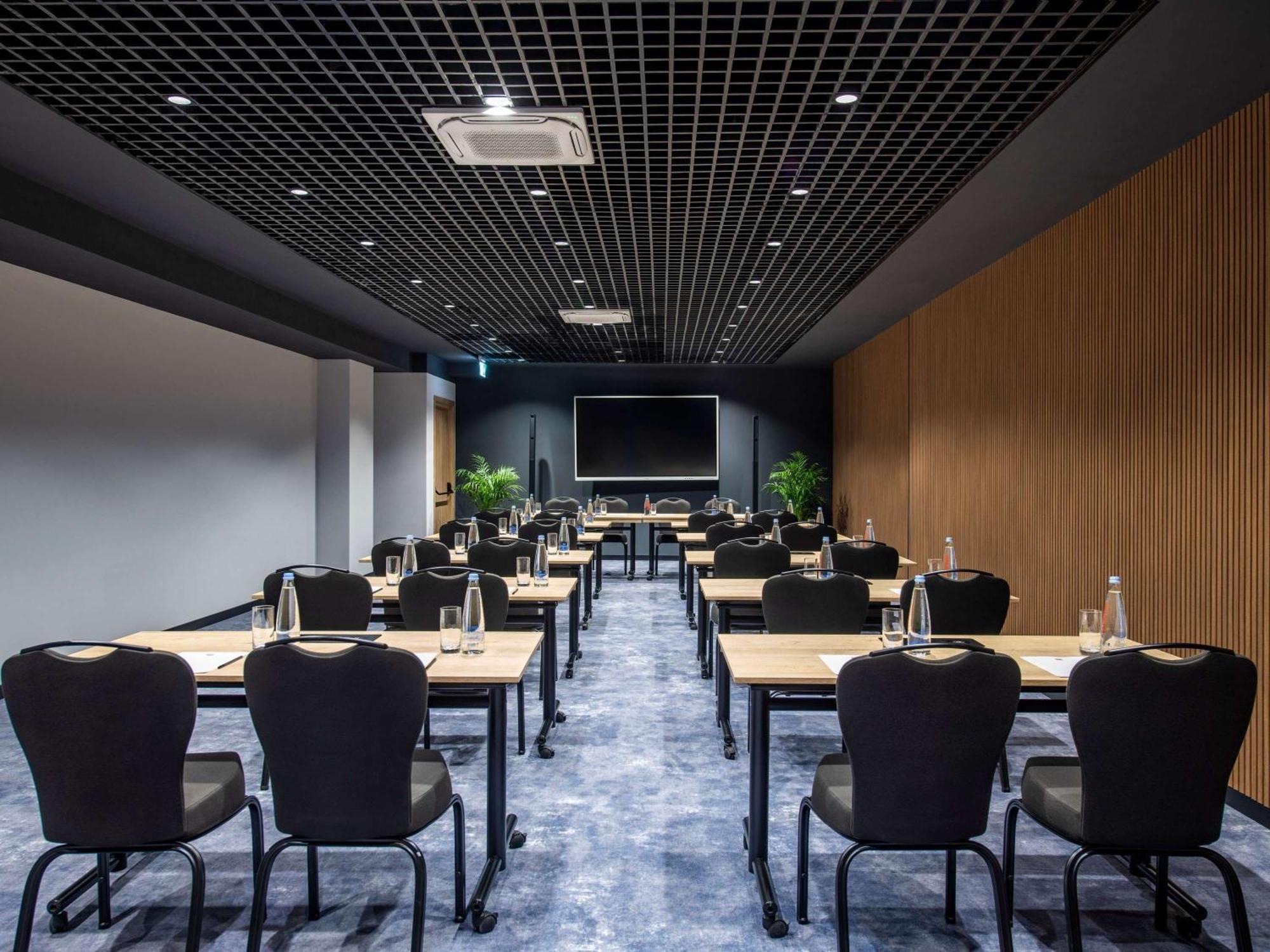 ホテル Ibis Tbilisi Airport エクステリア 写真