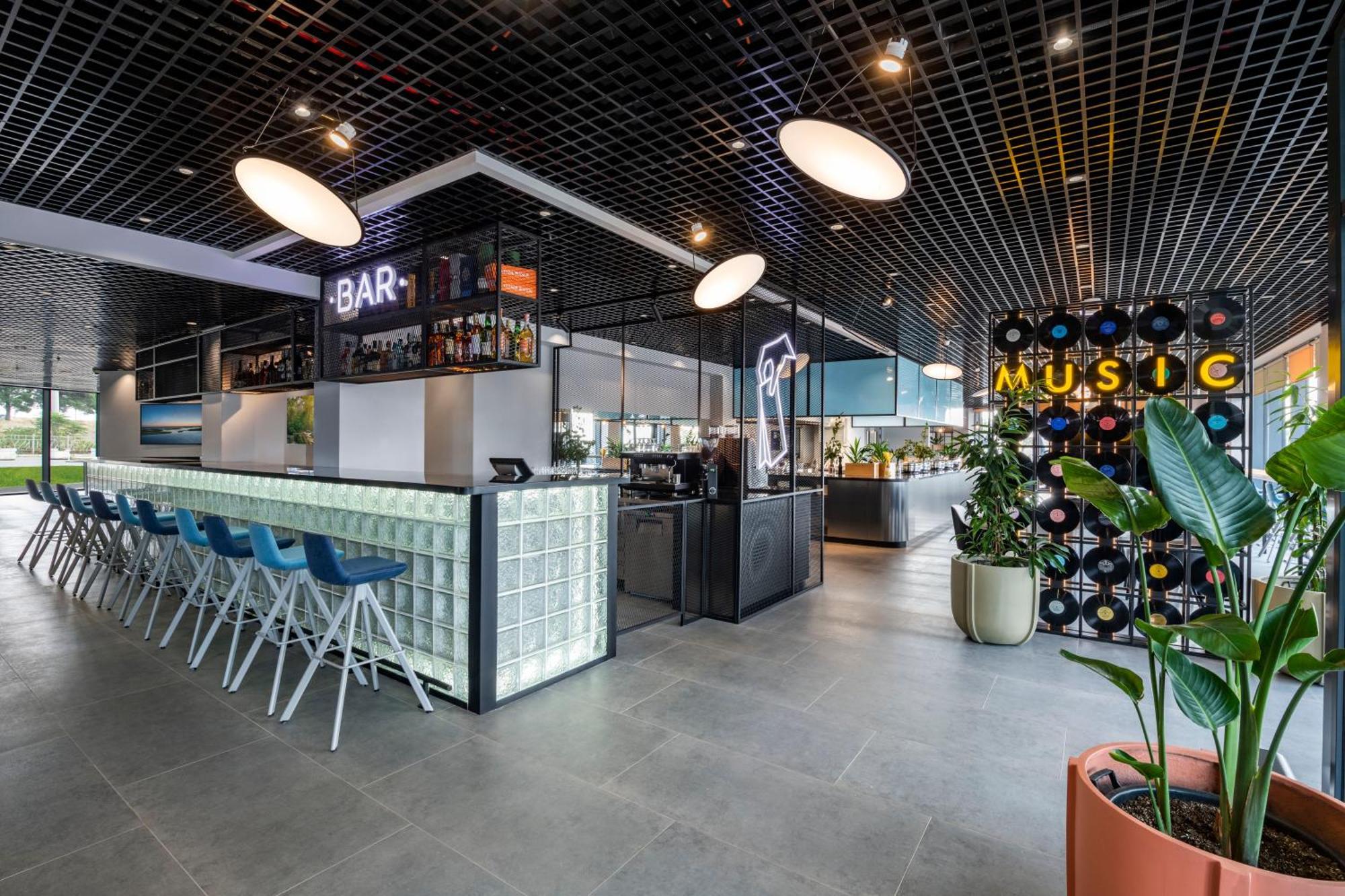 ホテル Ibis Tbilisi Airport エクステリア 写真