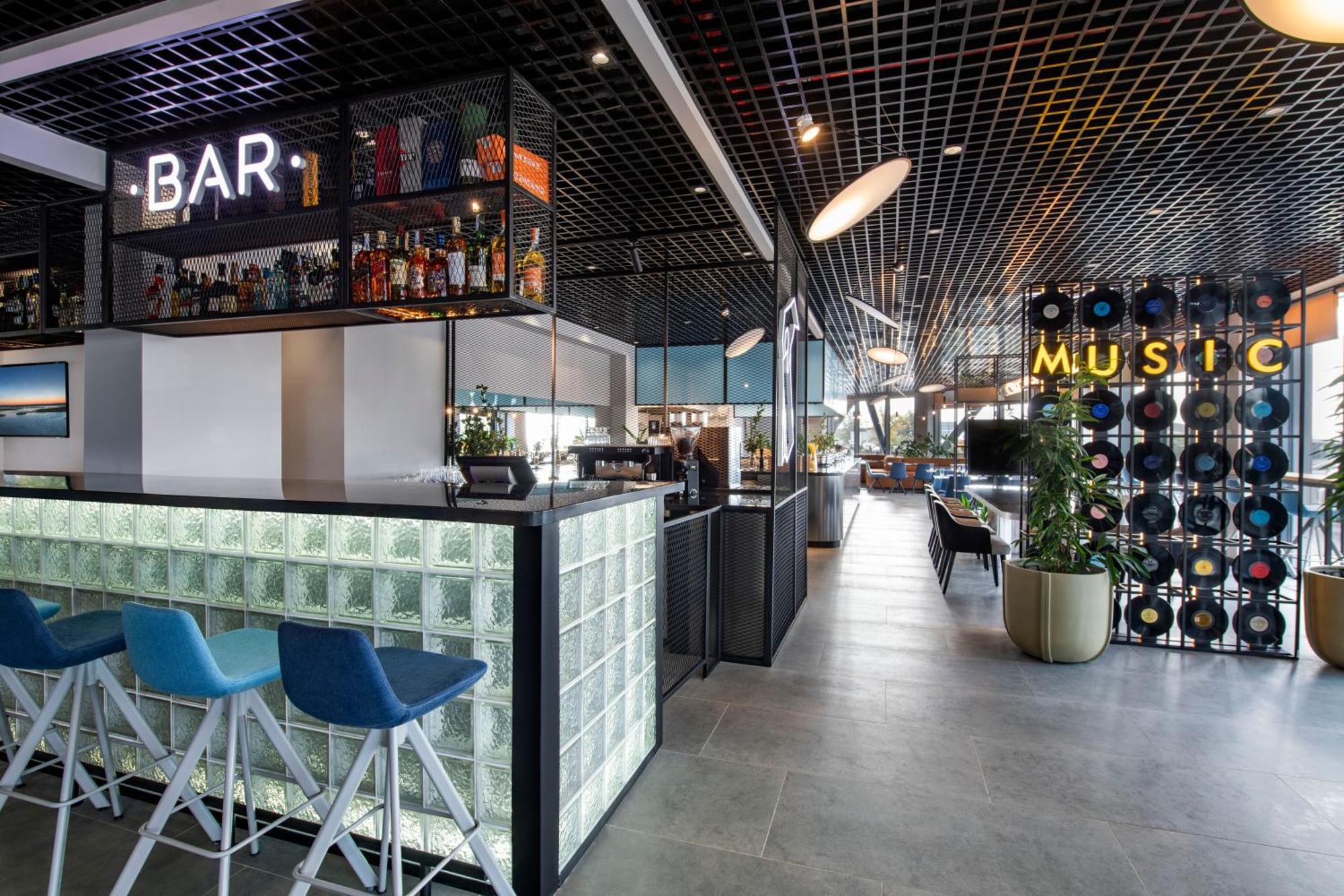 ホテル Ibis Tbilisi Airport エクステリア 写真