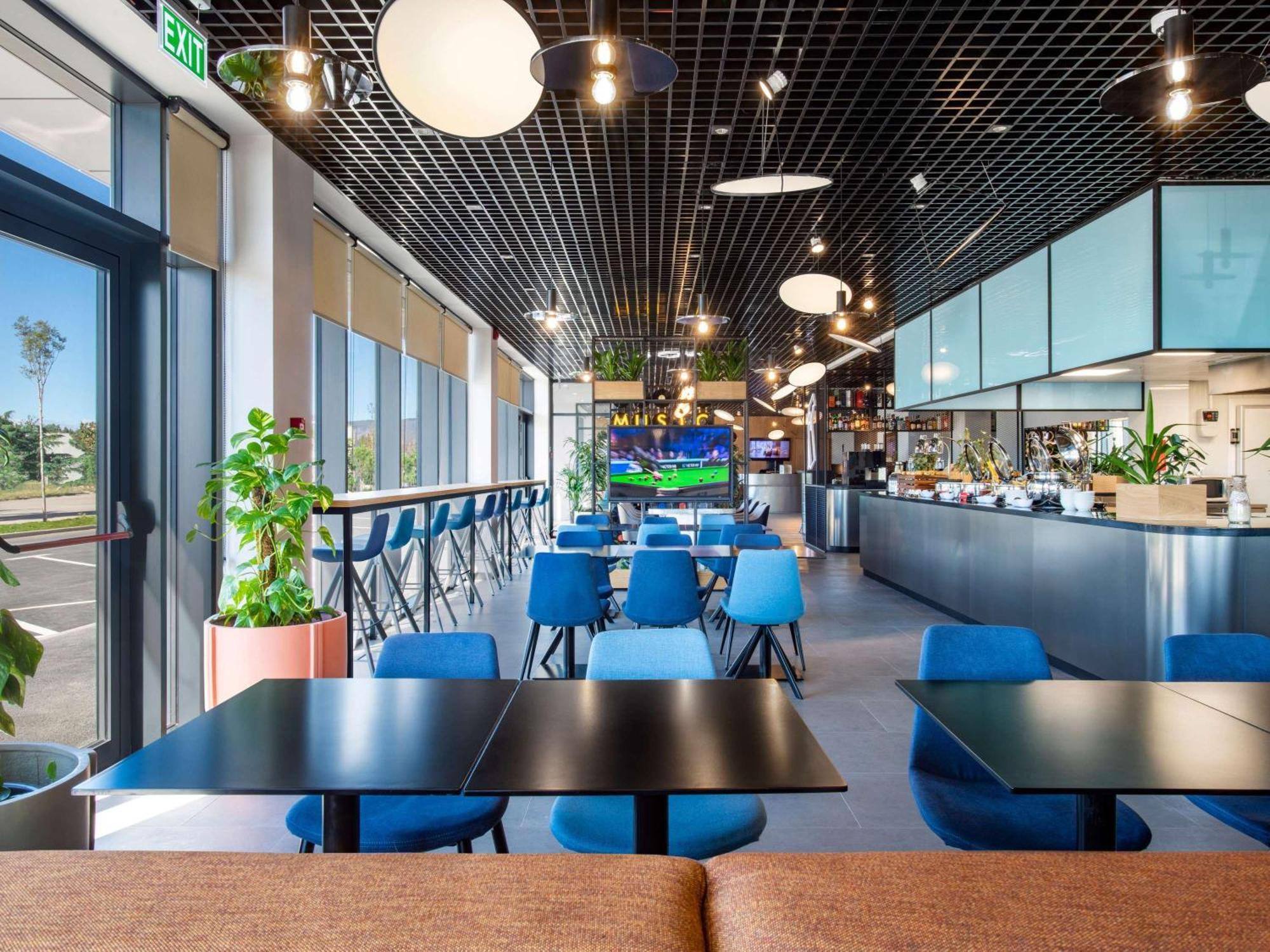 ホテル Ibis Tbilisi Airport エクステリア 写真