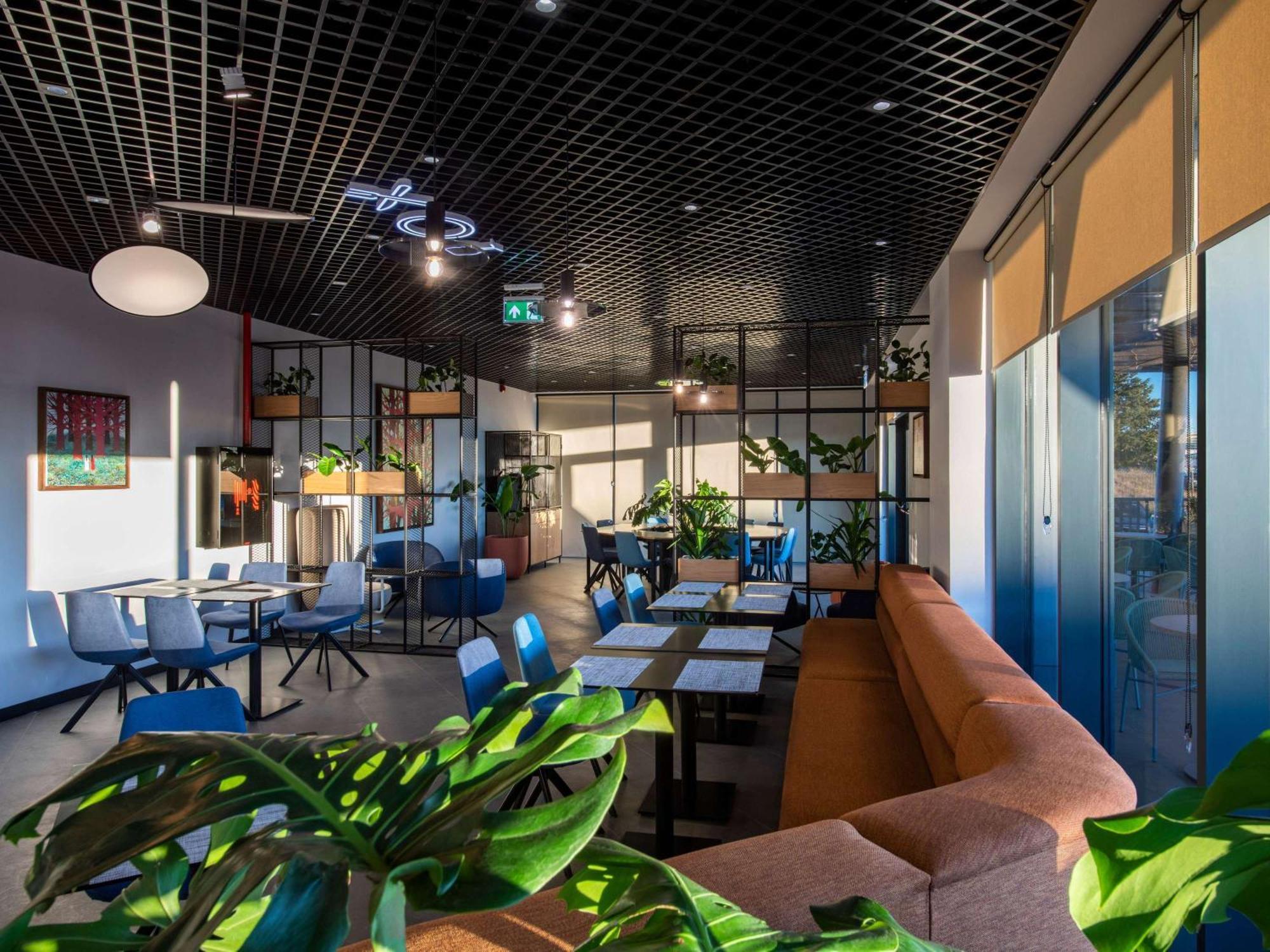 ホテル Ibis Tbilisi Airport エクステリア 写真
