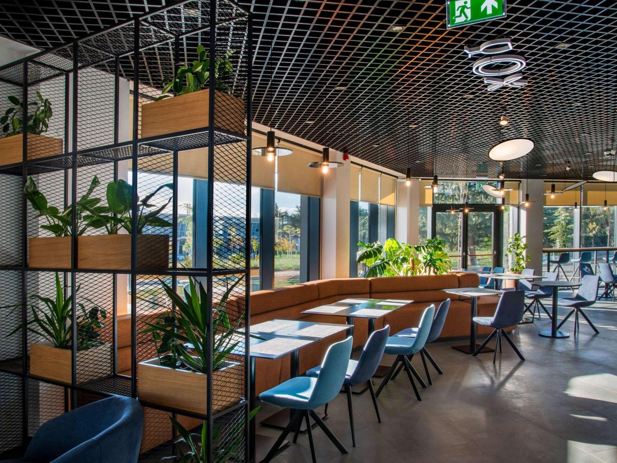 ホテル Ibis Tbilisi Airport エクステリア 写真